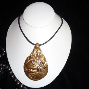 FUN Chico's Designer Collar Bone Necklace Featuring a Large Gold Tone Pendant